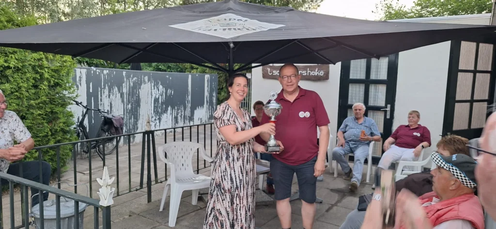 Evelien vd Heijden winnaar individueel opgelegd bij Midzomerconcours te Heukelom - 1863
