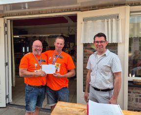 winnaars Harrie Geerts en Wilfred van der Leest rechts organisator Joris Schellekens