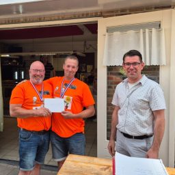 winnaars Harrie Geerts en Wilfred van der Leest rechts organisator Joris Schellekens winnaars Harrie Geerts en Wilfred van der Leest rechts organisator Joris Schellekens